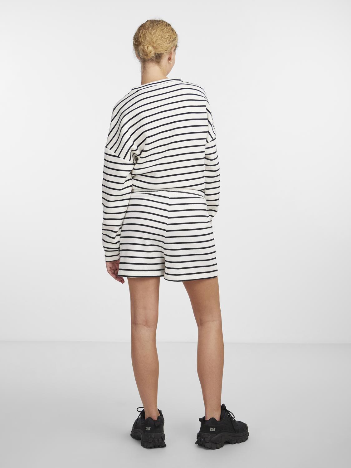 PCCHILLI Shorts - Sort strib